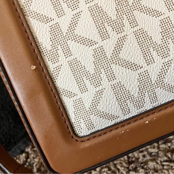 Michael Kors Jessie Signature Tote - Picture 7 of 7